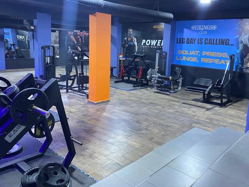 Salle d'entraînement avec éclairage ambiance